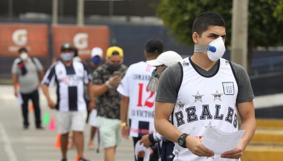 Hinchas de Alianza Lima apoyaron la campaña del Minsa. (Foto: EsSalud)
