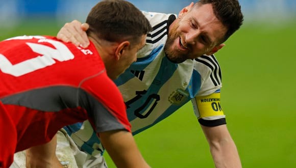 Lionel Messi celebra con el 'Dibu' Martínez tras ser héroe en la tanda de penales.