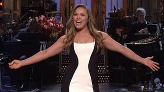UFC: Ronda Rousey felicitó a Holly Holm en Saturday Night Live (VIDEO)