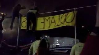 ¡Terrible ataque! Hinchas de América lanzaron objetos al bus de Cruz Azul a su ingreso al Azteca [VIDEO]