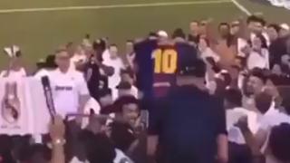 Pudo acabar mal: hincha del Barcelona celebró el 7-3 del Atlético en la grada madridista [VIDEO]