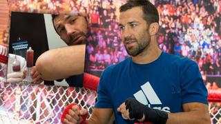YouTube: Luke Rockhold, campeón de UFC, mostró cómo le drenaban el codo (VIDEO)