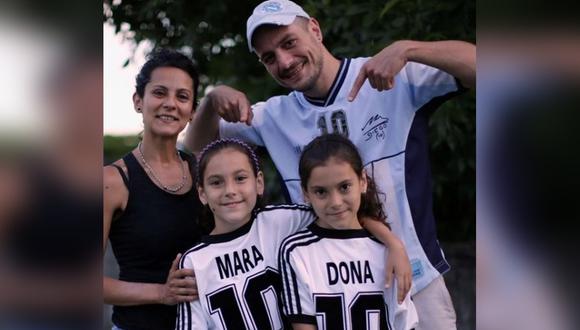 Mara y Dona, son dos niñas de 9 años que recibieron su nombre en honor al exfutbolista Diego Armando Maradona. | Foto: Reuters