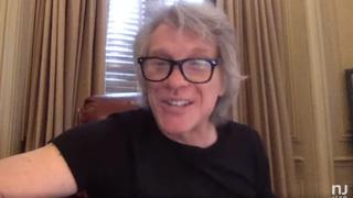 Jon Bon Jovi toca la guitarra y canta en la clase virtual de 20 niños de preescolar | VIDEO