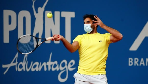 El alemán Benjamin Hassan, primer tenista que juega un partido con mascarilla. (Foto: Reuters)