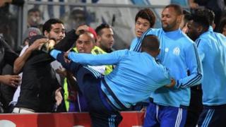 Le llegó lo peor: Patrice Evra recibió esta durísima sanción de UEFA por patear a un hincha