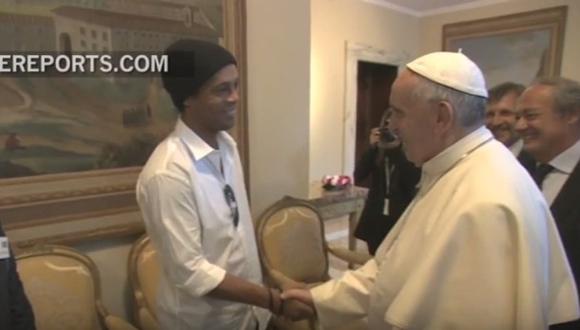 El Papa Francisco recibió a Ronaldinho en el Vaticano. (Foto: Captura)