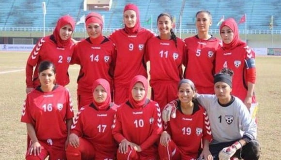 Futbolistas de la selección femenina de Afganistán lograron dejar la zona de conflicto. (Foto: EFE).