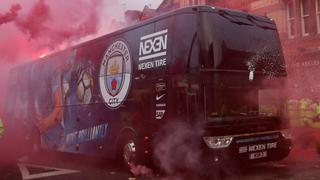 Tiraron de todo: accidentada llegada del bus de Manchester City a Anfield [VIDEO]