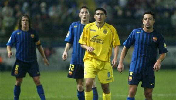 Xavi Hernández y Riquelme fueron compañeros en FC Barcelona durante las temporadas 2002 y 2003. (Foto: Getty)