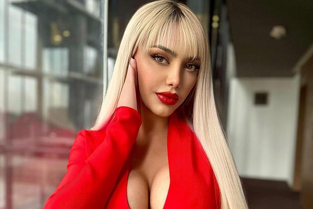 Jeni de la Vega, expareja de Peso Pluma, luciendo un sensual atuendo de color rojo (Foto: Jeni de la Vega / Instagram)