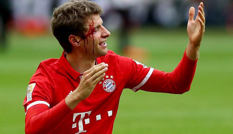 Thomas Müller y el fuerte choque con Hector en empate del Bayern ante Frankfurt. (Getty Images)