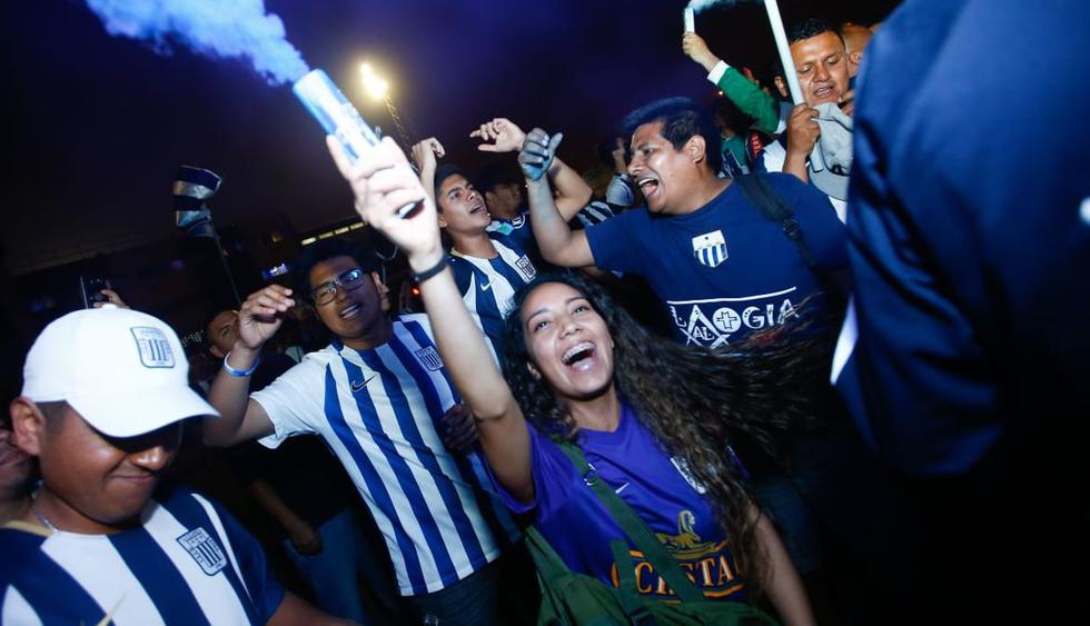 Alianza Lima vs. Universitario de Deportes: hinchada blanquiazul realizó un magnífico banderazo (Fotos: Violeta Ayasta / Francisco Neyra)