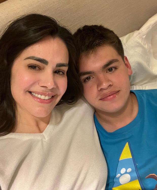 Luz Elena González y su hijo Santiago, de 16 años (Foto: Luz Elena González / Instagram)