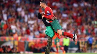 ¡Gritaron juntos el ‘Siuuu’! Hincha invadió el campo y cargó a Cristiano Ronaldo en Portugal