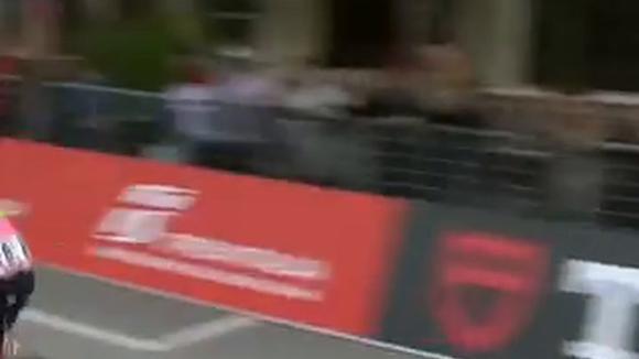 El corredor irlandés Ben Healy del (Education First), se hizo con el triunfo en solitario de la octava etapa del Giro de Italia | VIDEO: Eurosport