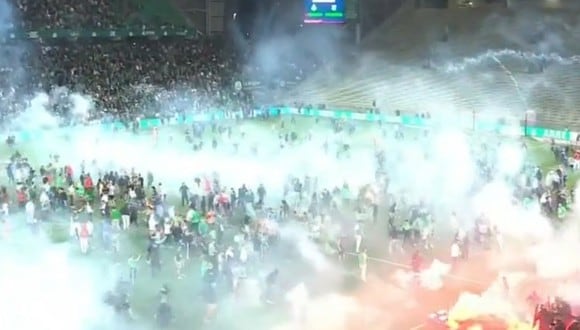 Los hinchas de Saint-Étienne intentaron agredir a los jugadores. Foto: ESPN.