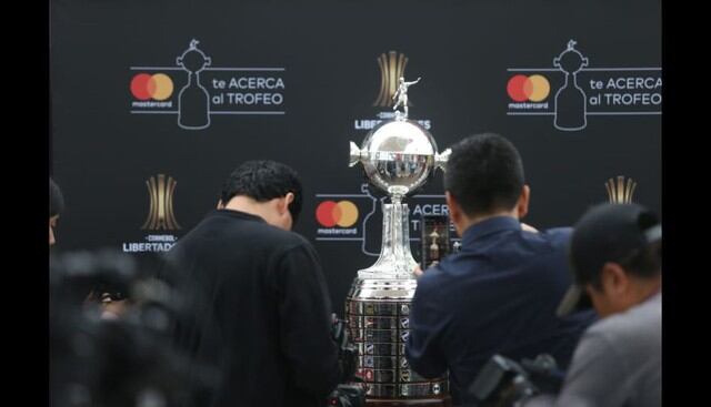 Así luce en Lima el trofeo de la Copa Libertadores. (Foto: Violeta Ayasta / GEC)