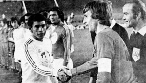 Héctor Chumpitaz dándole la mano a Johan Cruyff en el partido de 1973. (Foto: Agencia Andina)