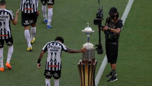Marinho tocó la Copa previo a la Final de la Libertadores como 'Gabigol' en el Monumental. (Conmebol)