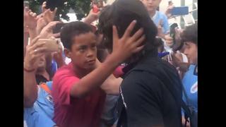 Es un crack: el gran gesto que tuvo Edinson Cavani con un hincha a su salida de la concentración de Uruguay [VIDEO]