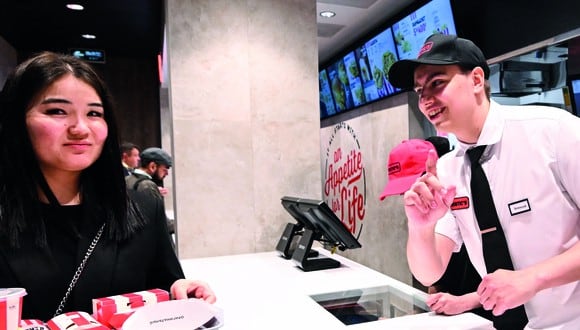 Los empleados de restaurantes de comida rápida experimentarán un incremento en su salario en California (Foto: AFP)