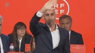 Luis Rubiales dimite como presidente de la RFEF tras escándalo por beso a futbolista 