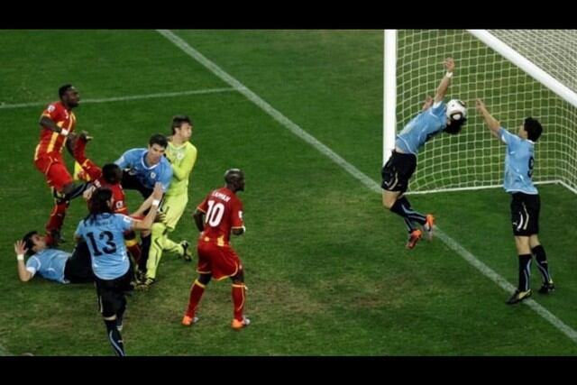 La mano de Suárez en cuartos de final del Mundial 2010 ante Ghana.
