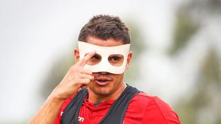 Con una máscara en el rostro: Aldo Corzo regresó a entrenamientos con Universitario