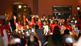Motivación al tope: hinchas de Perú realizaron banderazo en el hotel y jugadores salieron [FOTOS]
