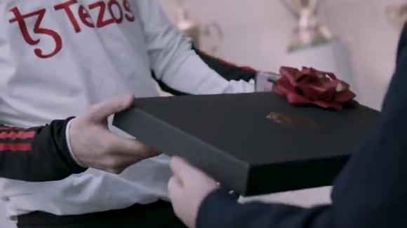 Garnacho, de Manchester United, le dio un regalo a un fanático. (Video: Manchester United)