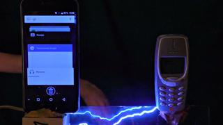 Nokia 3310 recibe un millón de voltios y ya imaginas lo que sucedió [VIDEO]
