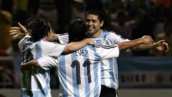 Messi, Riquelme y Tevez celebrando un gol de Argentina en cancha. (Foto: AFP)