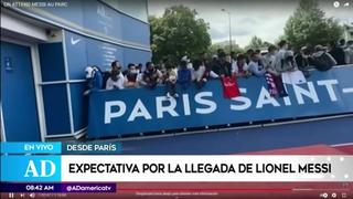 Hinchas del PSG esperan la posible llegada de Messi al Parque de los Príncipes 
