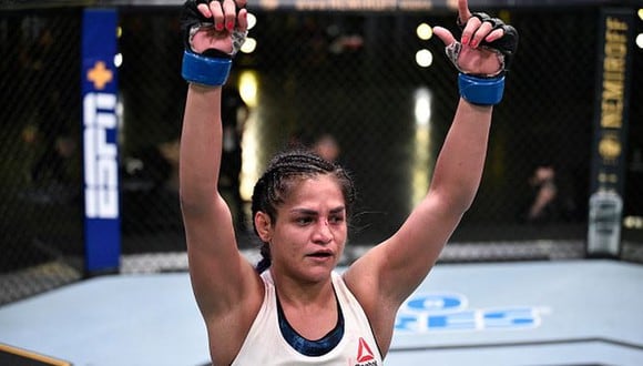 Cynthia Calvillo venció a Jessica Eye en la estelar del UFC en Las Vegas. (Getty Images)
