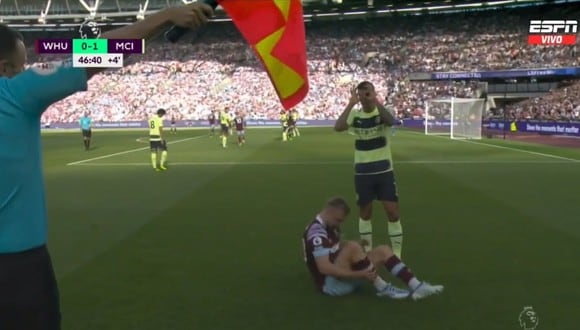 Joao Cancelo y gesto particular al juez de línea tras una falta en el City vs. West Ham. (ESPN)