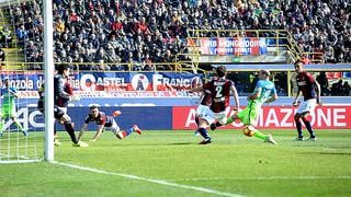 ¡Era por abajo! Palacio falló una clara oportunidad de gol que se convirtió en viral en Italia