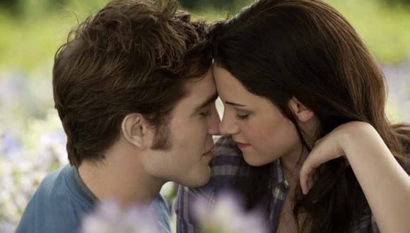 La historia de amor entre el vampiro Edward Cullen y la mortal Bella Swan, interpretados por Robert Pattinson y Kristen Stweart, se convirtió en un éxito de taquilla (Foto: Summit Entertainment)