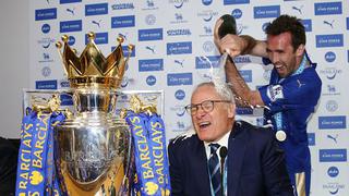 Leicester: jugadores 'bañaron' a Ranieri en plena conferencia de prensa