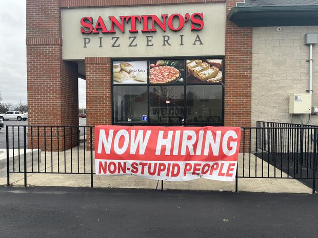 La pizzería puso un enorme cartel con su polémico mensaje para contratar nuevo personal. (Foto: @StephanieWSYX6/Twitter)