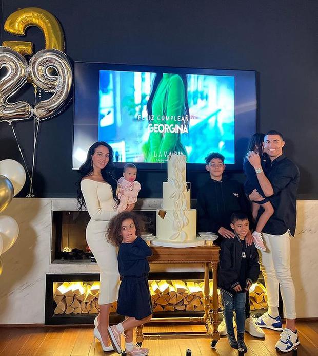 Georgina junto a sus 5 hijos y CR7 durante la celebración por su cumpleaños 29 el último 27 de enero (Foto: Georgina Rodríguez / Instagram)