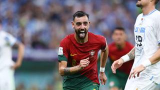 Alcanzó su doblete: gol de Bruno Fernandes, de penal, para el 2-0 de Portugal vs. Uruguay [VIDEO]