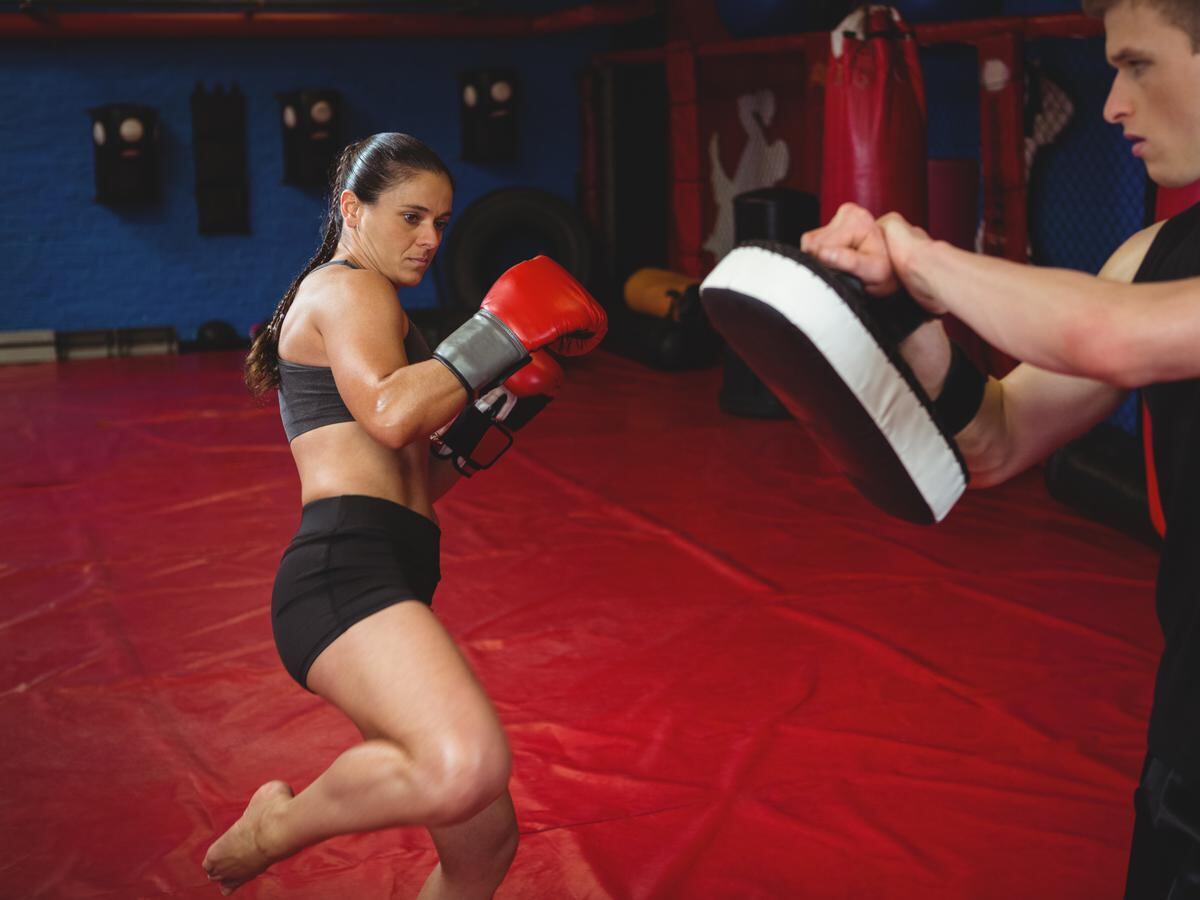 Kickboxing: el deporte que te enseña a defenderte mientras te pone