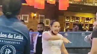 Dueña de restaurante lanza billetes en la cara a empleado y causa indignación en redes sociales [VIDEO]
