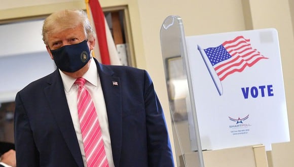 El presidente de Estados Unidos, Donald Trump, se va después de emitir su voto en la Biblioteca Pública del Condado de West Palm Beach. (Foto de MANDEL NGAN / AFP).