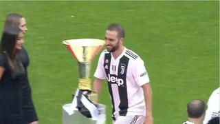 Confusión total: el blooper de Gonzalo Higuaín al recibir la medalla de la Serie A con Juventus