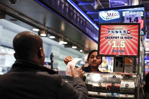 Persona comprando un billete de lotería del Powerball (Foto: AFP)