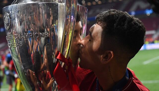 'Bobby' besando la 'Orejona' el primer trofeo que levantó este 2019. (Foto: AFP)