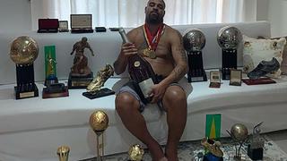 Se llevó solo sus trofeos: Adriano vendió su mansión y se mudó a suite presidencial