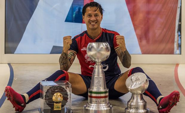 Gianluca Lapadula con los trofeos de goleador, mejor jugador y ascenso de Italia (Foto: Cagliari).